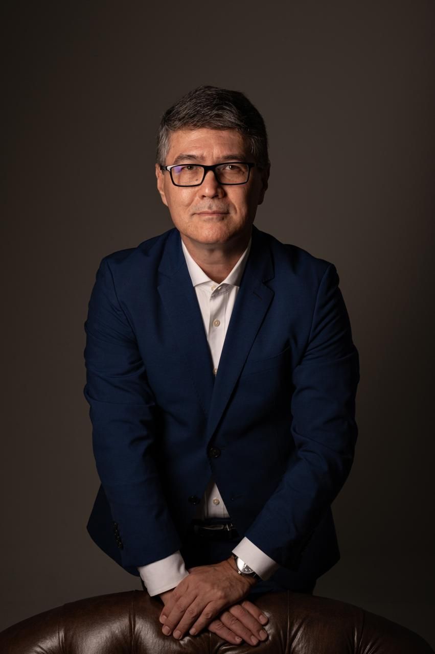 Dr. Nário Takimoto, urólogo, con traje azul